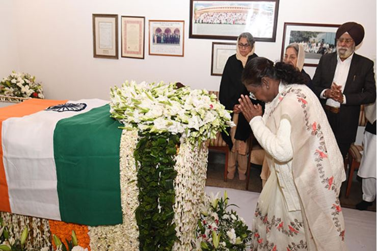President Droupadi Murmu pays last respects to former PM Manmohan Singh