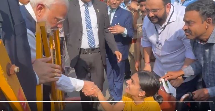 Specially-abled girl presents portraits to PM Modi and Spanish President during a roadshow in GUJ