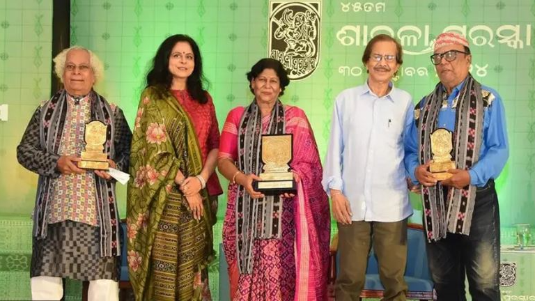 Litterateur Sarojini Sahoo awarded Sarala Puraskar for her creation ‘Asthira Pada’