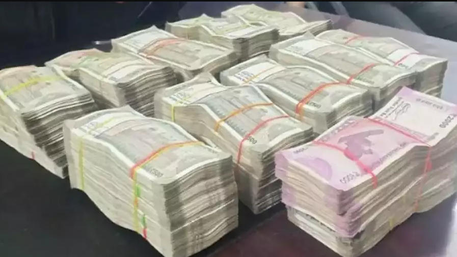 Hefty amount of cash seized in Bhubaneswar from Mercedes Car: CBI initiates probe!