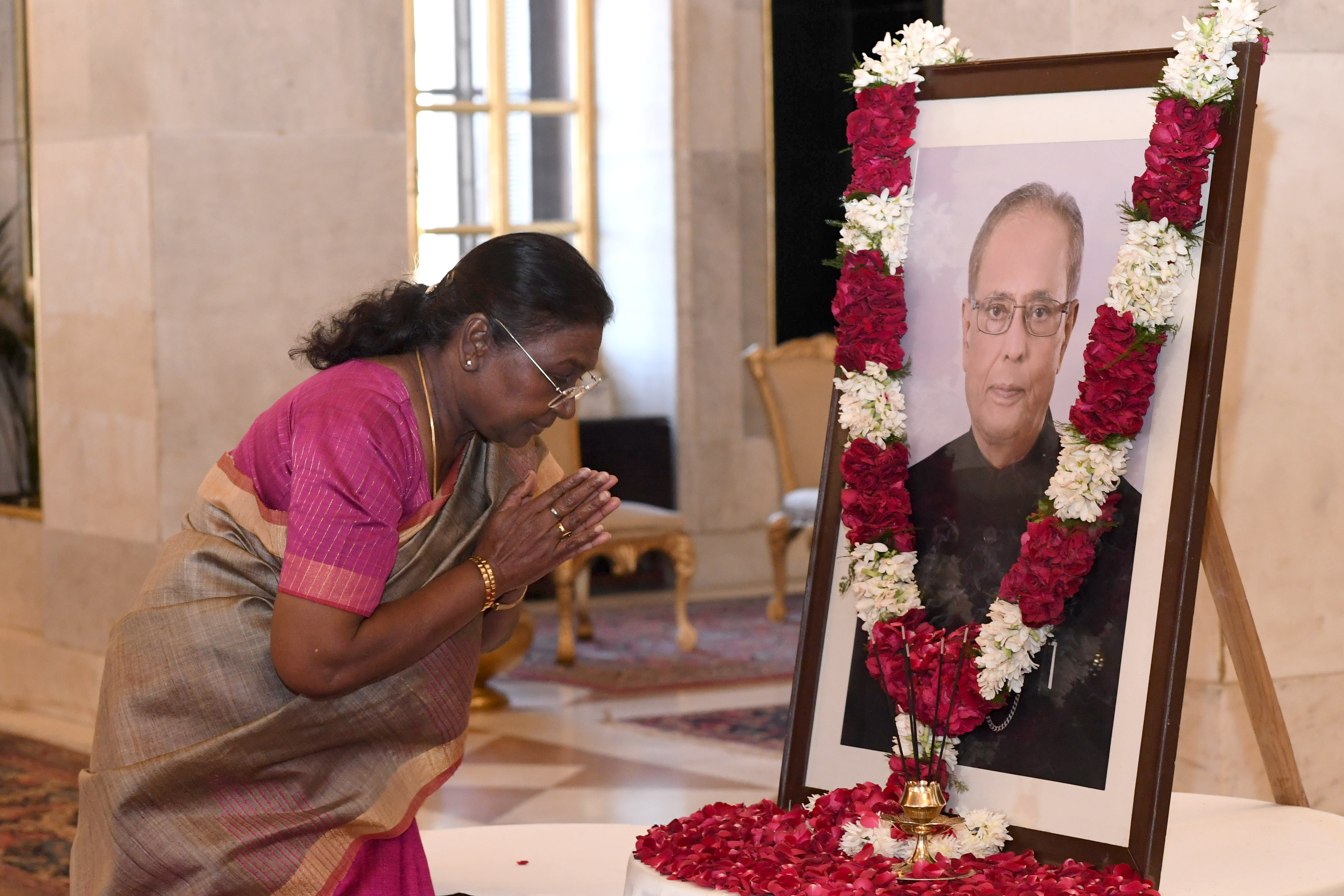 President of India pays floral tributes to Pranab Mukherjee on his Birth Anniversary
