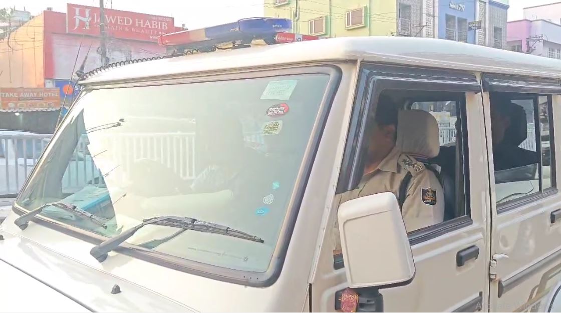 Two youths with gunshot wounds wander for treatment; Commissionerate Police beats the bush to reach the crime-spot! 