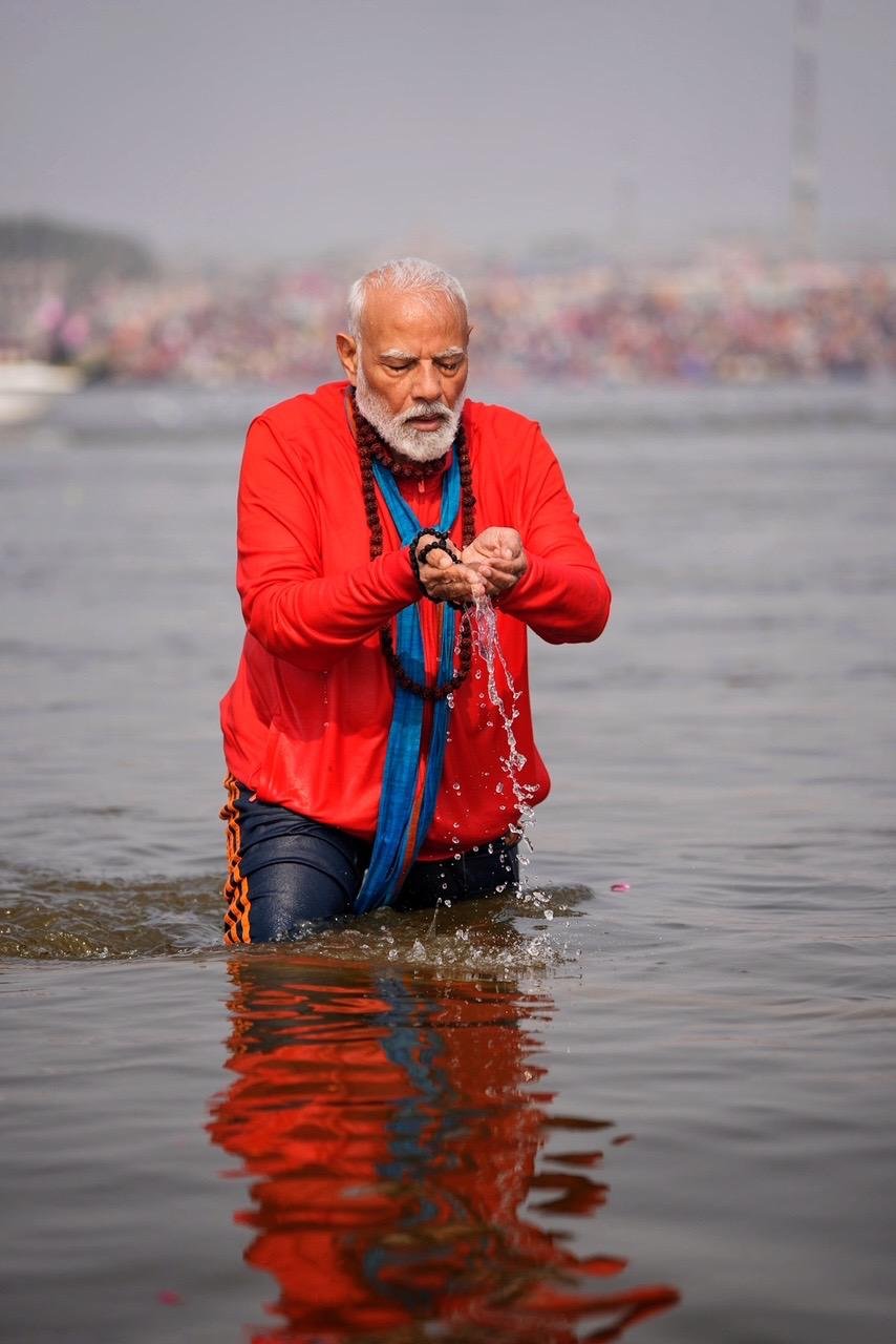 PM Modi at Maha Kumbh 2025, Takes Holy Dip in Sangam