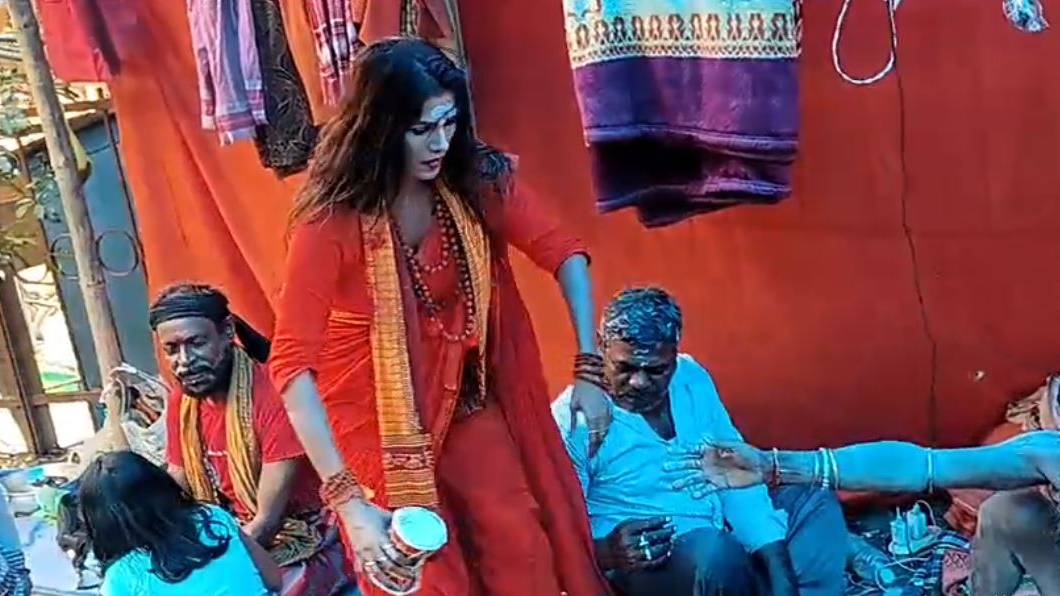 Item girl performs Shiva Tandaba before saints in Kumbh Mela: Threatens to opt sainthood if disallowed to Khandagiri Yatra 