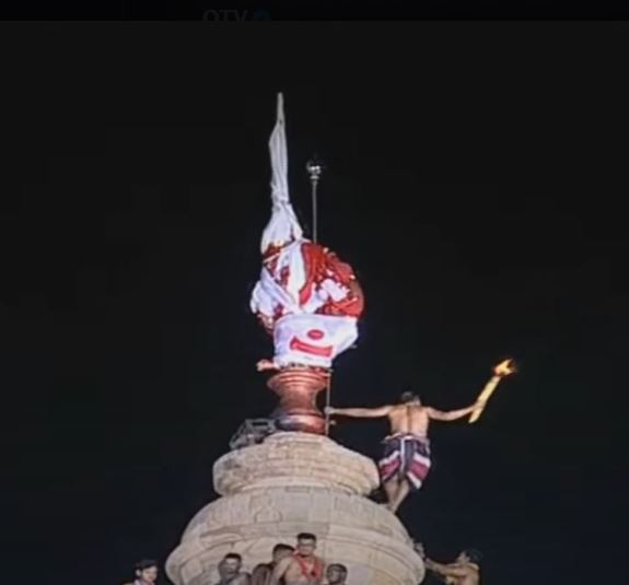 Maha Shivaratri: Mahadipa lifted atop Shree Lingaraj Temple in Bhubaneswar