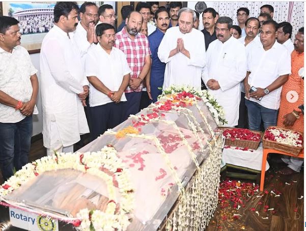 LoP Naveen Patnaik pays tribute to Dr. Debendra Pradhan 