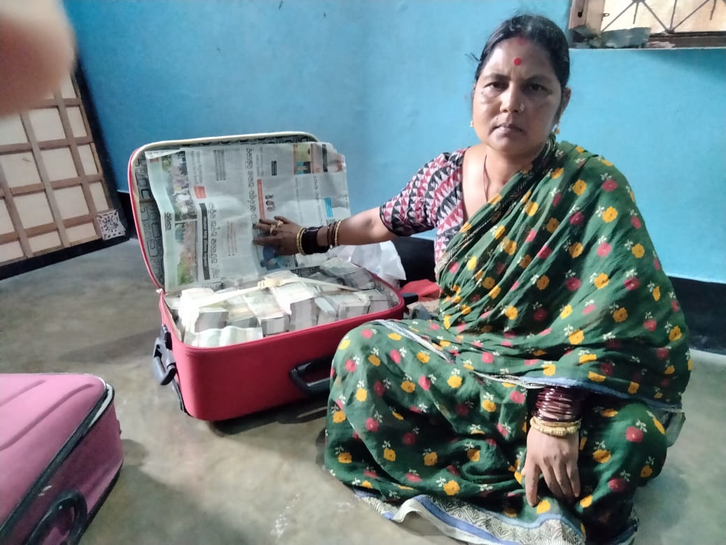20 Kg gold with huge amount of cash seized from a woman in Puri