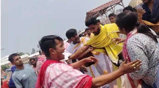 Woman TV Journalist manhandled by servitors in Puri: Scribes protest before SP office