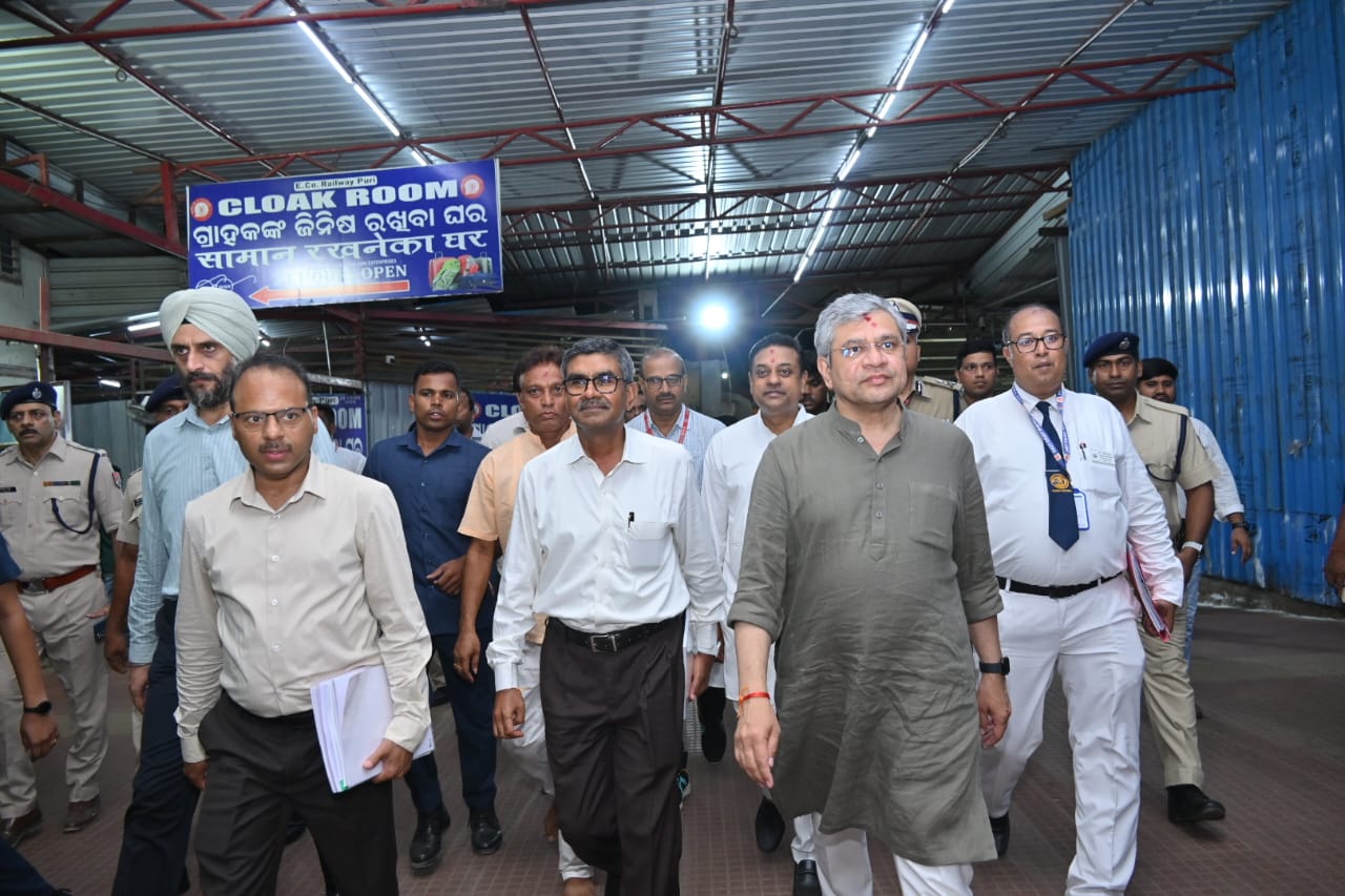 Railway Minister reviews redevelopment work at Puri Railway Station