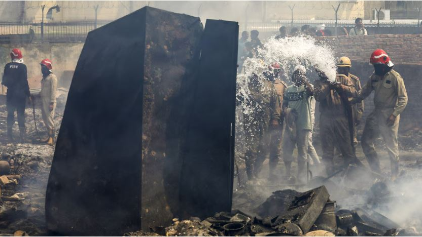 Massive fire in slum chars 2 minors in Delhi
