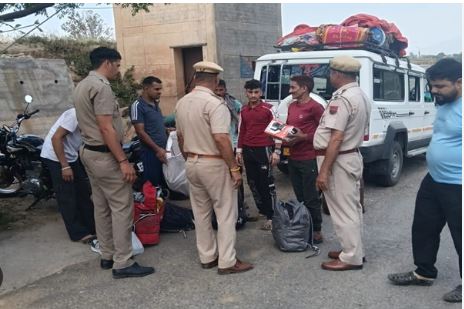 War phobia: People living near International Border with Pak leaves for safer places
