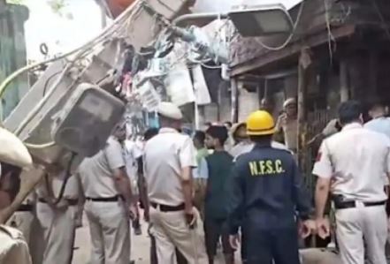 4-storey building collapses in Delhi, people feared trapped