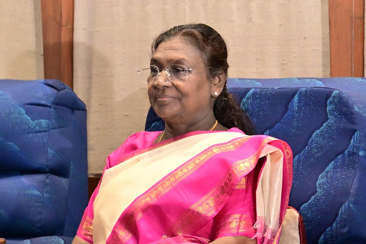 President Murmu meets FM College incident survivor at AIIMS Bhubaneswar: Enquires of health condition, reviews treatment 