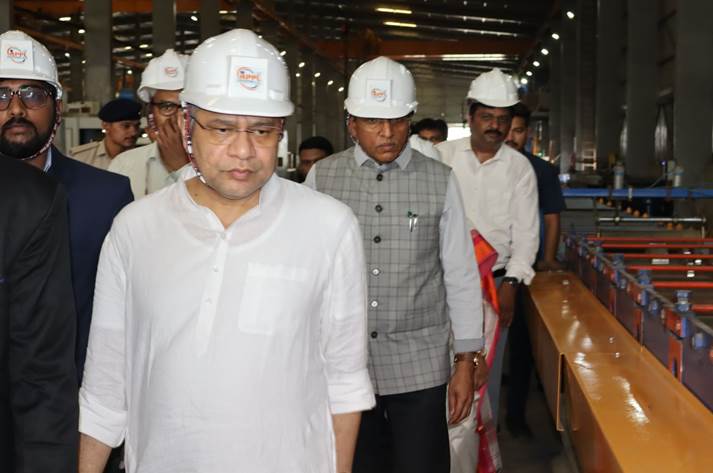 Union Minister for Railways Vaishnaw visits a container manufacturing company in Bhavnagar