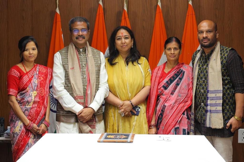 Union Education Minister Pradhan compliments ace Odisha weavers for intrinsic workmanship