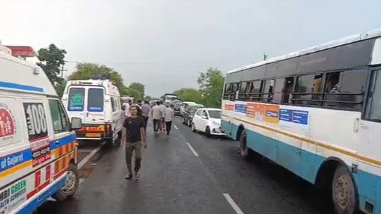 Car- SUV collision:7 charred to death in Gujarat