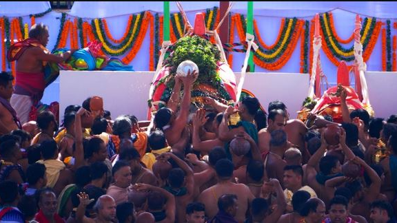 Lakhs gather for ‘Gaja Besha Darshan’ of Lord Jagannath on Grand Road