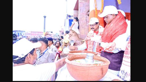 CM Mohan Charan Majhi distributes ‘Tanka Torani’ to devotees at Rath Yatra 2025