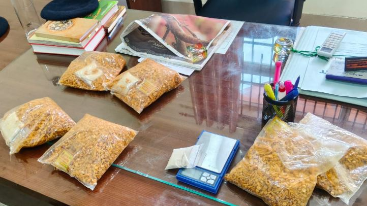 Brown Sugar worth ₹15 lakh seized from mixture factory in Khordha; Two arrested