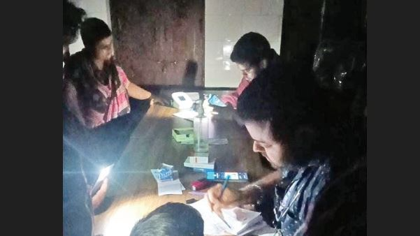 Power Outage Hits Puri Hospital, Docs Use Mobiles!