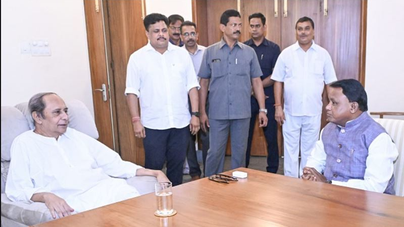 CM Majhi Meets Naveen Patnaik After Hospitalization