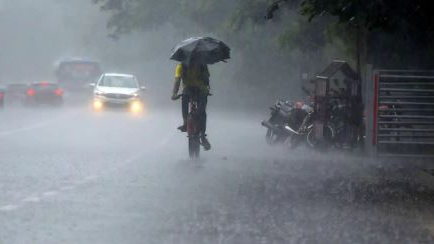 Heavy rain accompanied by strong winds & thunderstorms lash Bhubaneswar