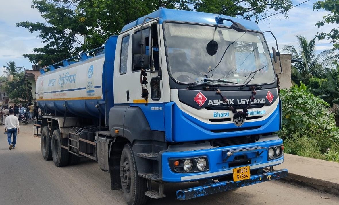 Oil Tanker Hits Bike in Dhenkanal: Woman Dead, Husband Critical
