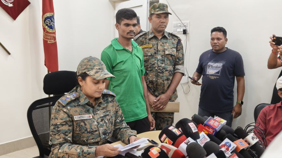 Odisha: Maoist leader carrying Rs 4 lakh bounty surrenders before Rayagada SP